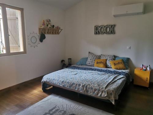 une chambre avec un lit dans une pièce dans l'établissement Maison de la bonne fontaine., à Lauris