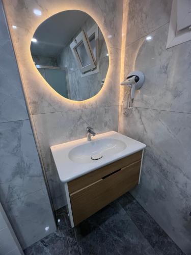 Luna Alacati في ألاتشاتي: حمام مع حوض ومرآة