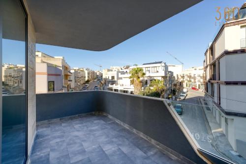 uma varanda com vista para a cidade em Relaxing 2BR home with Private Balcony in Mellieha by 360 Estates em Mellieħa