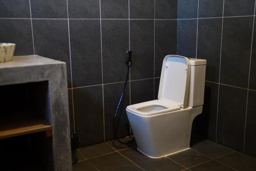 高龍撒冷島的住宿－House Bok Bowie，一间带卫生间和软管的浴室