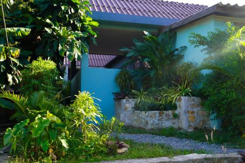 una casa azul con plantas delante en House Bok Bowie en Koh Rong Sanloem