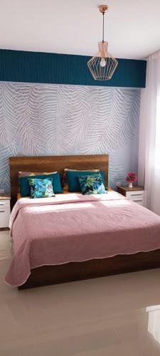 TrikomoにあるNorthern Cyprus Trikomo, Iskele, Long Beach, Caesar Resort 3の青い枕が付いた大きなベッドのある寝室