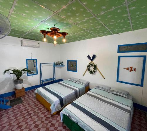 1 Schlafzimmer mit 2 Betten und einem Deckenventilator in der Unterkunft Má Năm Homestay in Phương Phi
