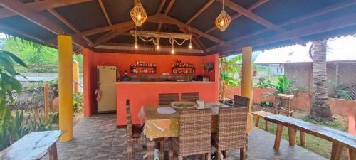 Una cocina y un comedor con mesa y sillas. en Saschas Place, en Siquijor