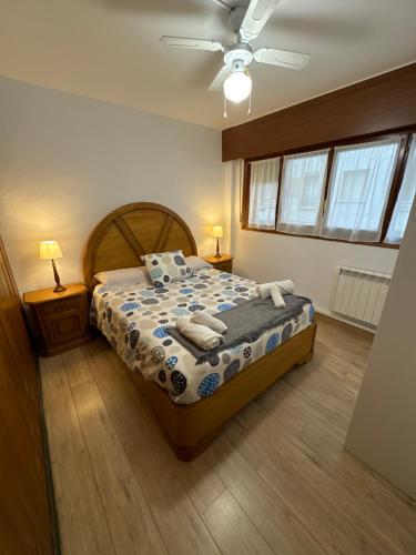 sypialnia z łóżkiem i wentylatorem sufitowym w obiekcie Mundaka Home w mieście Mundaka