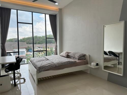 吉隆坡的住宿－KL Sri Petaling BBQ & Games Landed House，一间卧室配有一张床、镜子和窗户