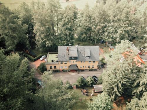 eine Luftansicht eines Hauses im Wald in der Unterkunft Thüringer Waldbaude in Tambach-Dietharz