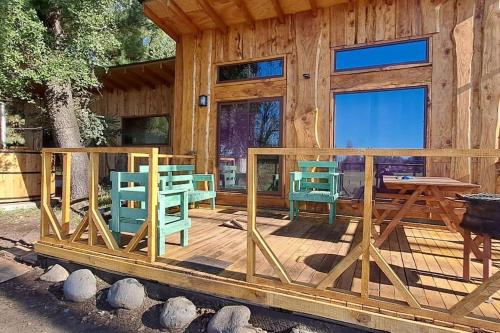cabina con sillas y mesa en la cubierta en Hospedaje Andes, en Los Ángeles