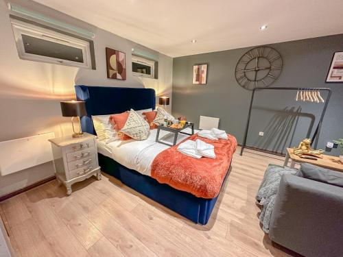 um quarto com uma cama, uma televisão e um sofá em Stunning Studio Garden House - Free Wifi & Parking em Hendon