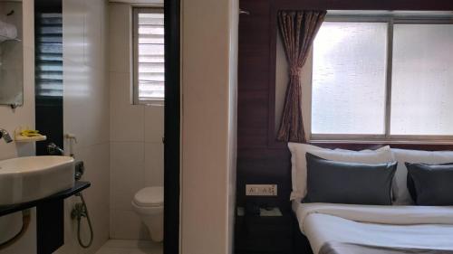 Vonios kambarys apgyvendinimo įstaigoje Hotel Sai Nidhi Executive-MindSpace Airoli Navi Mumbai
