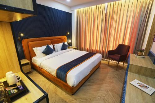 een hotelkamer met een bed en een stoel erin bij THE PARK GATE in Mohali
