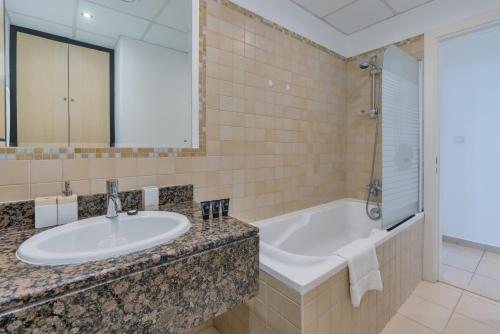 Koupelna v ubytování Gorgeous 3 Bed + maid room Sea View at JBR