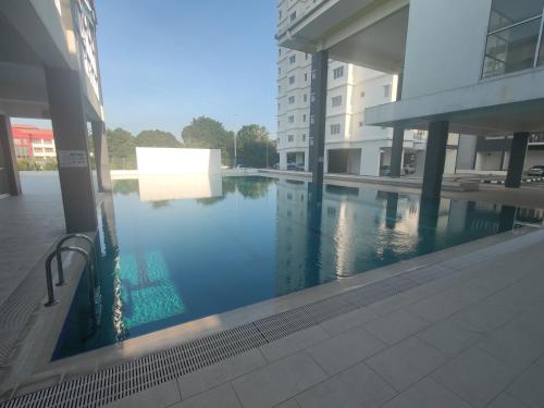 a swimming pool in the middle of a building at Cozy Home Kampar (UTAR) 5bedrooms 10pax Free WiFi in Kampar