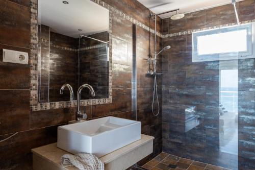 a bathroom with a sink and a shower at Maria Paola penthouse aan het strand in Fuengirola