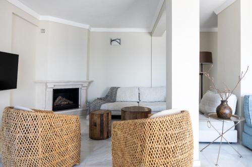 uma sala de estar com mobiliário em vime e uma lareira em Maria Paola penthouse aan het strand em Fuengirola