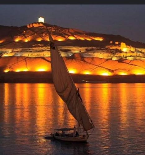 una piccola barca a vela in acqua di notte di جوله بفلوكه في نهر النيل a Aswan