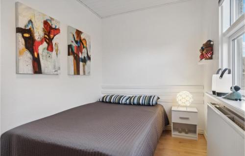 - une chambre avec un lit et des peintures murales dans l'établissement Amazing Home In Skagen With Kitchen, à Skagen