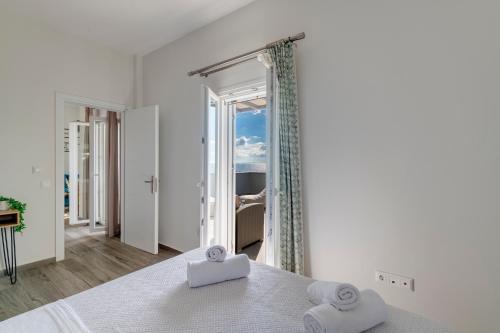 ein weißes Schlafzimmer mit Meerblick in der Unterkunft The Book in Megas Gialos - Nites