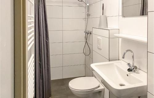 Baño blanco con aseo y lavamanos en Cozy Home In Vledder With Wifi, en Vledder