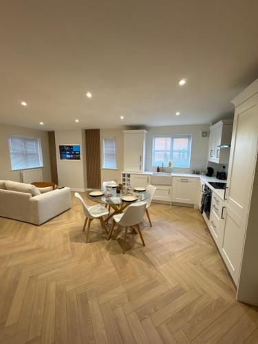cocina y sala de estar con mesa y sillas en Ground Floor Stratford Flat en Stratford-upon-Avon