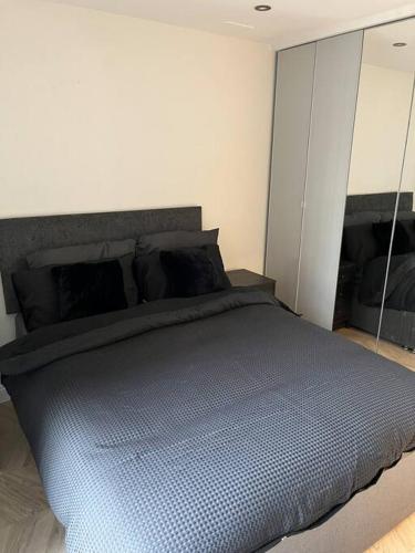 a bedroom with a large bed in a room at 1 Bed Flat in Burton