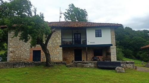 una pequeña casa de piedra con un árbol delante en Casa Rural La Collada, en Sorribas