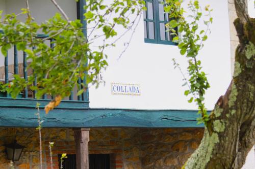 una señal en el lateral de un edificio con ventana en Casa Rural La Collada, en Sorribas