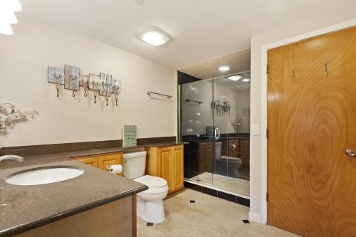 希爾頓頭島的住宿－Forest Beach Villa 411, 2 Bedrooms, Sleeps 9, Tennis & Pool View，浴室配有卫生间、盥洗盆和淋浴。