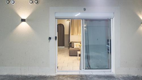eine Glastür, die in ein Wohnzimmer führt in der Unterkunft Smart Confort 9 - Appartement confort et stylé in Troyes