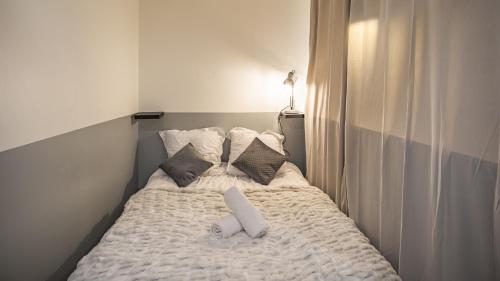 - un lit avec 2 oreillers dans l'établissement Smart Confort 9 - Appartement confort et stylé, à Troyes