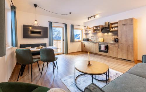 een woonkamer met een bank en een tafel bij Appartements Uribi mit eigener Sauna by Schladmingurlaub in Schladming