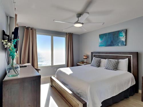 um quarto com uma cama grande e uma janela em Island Princess #705 em Fort Walton Beach
