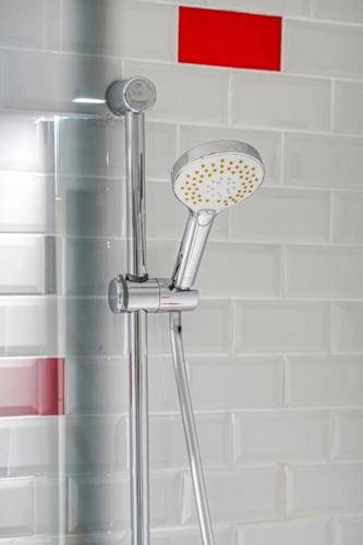 La salle de bains est pourvue d'un pommeau de douche et d'un tabouret. dans l'établissement Charmant Studio Boulevard Voltaire - II, à Paris