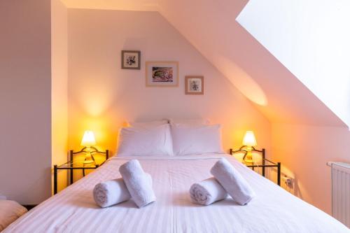 Tempat tidur dalam kamar di La Nigaudière - Les Joncs