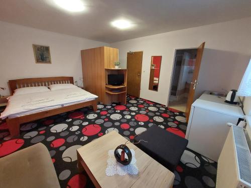 una habitación de hotel con una cama y una mesa y una habitación en Penzion Raj en Rajecké Teplice