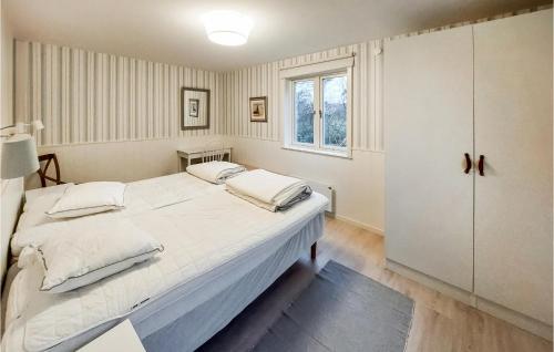 um quarto com uma cama grande e uma janela em 6 Bedroom Stunning Home In Torekov em Torekov