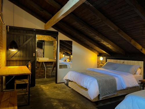 - une chambre avec un lit, une table et un bureau dans l'établissement Chalé Monte Sião, à Urubici