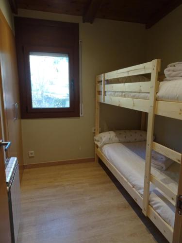1 dormitorio con 2 literas y ventana en Apartament vista Viladrau, en Viladrau