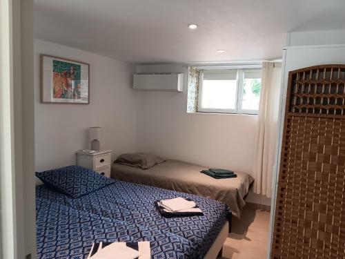 une petite chambre avec deux lits et une fenêtre dans l'établissement Un paradis au milieu des vignobles de Bourgogne, à Uchizy