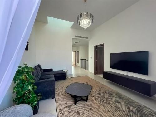 Una televisión o centro de entretenimiento en Luxury Villas with Beach Access by VB Homes