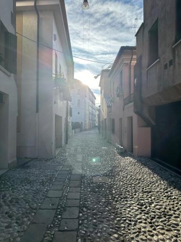 an empty street in an alley with buildings at San Pancrazio Home in Treviso