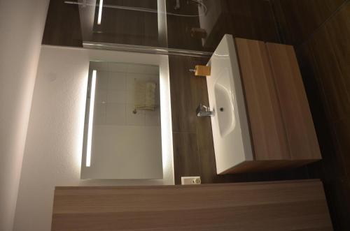 ジプリンゲンにあるSeaSideのバスルーム(シンク、鏡付きシャワー付)