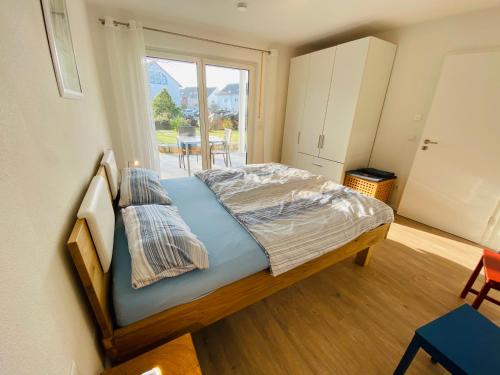 ein Schlafzimmer mit einem Bett und einem großen Fenster in der Unterkunft Apartment Relax in Überlingen Bodensee in Überlingen