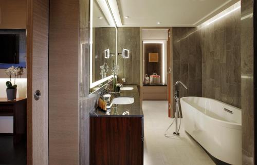 y baño con bañera, lavamanos y bañera. en Tangla Hotel Brussels, en Bruselas