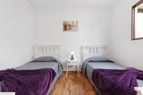 dos camas sentadas una al lado de la otra en un dormitorio en Hogar vacacional Talu, en Santa María de Guía de Gran Canaria