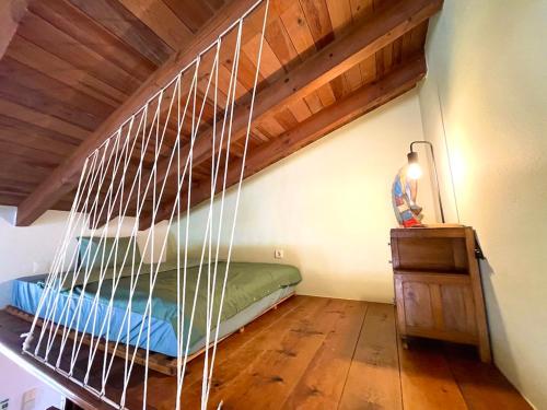 - une chambre avec un lit suspendu dans l'établissement Da Silva Surfcamp- Terrassenzimmer mit Frühstück, à Lourinhã