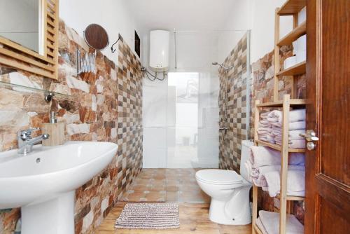 y baño con lavabo y aseo. en Hogar vacacional Talu, en Santa María de Guía de Gran Canaria