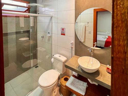 uma casa de banho com um WC, um lavatório e um chuveiro em Amarilis Pousada Arraial d'Ajuda em Arraial d'Ajuda
