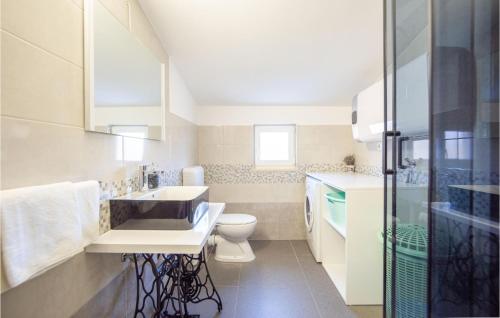 a bathroom with a sink and a toilet at Gorgeous Home In Neoric With Kitchen in Neorić