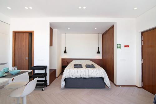 - une chambre avec un lit et un bureau dans l'établissement Casa Alameda, à Faro